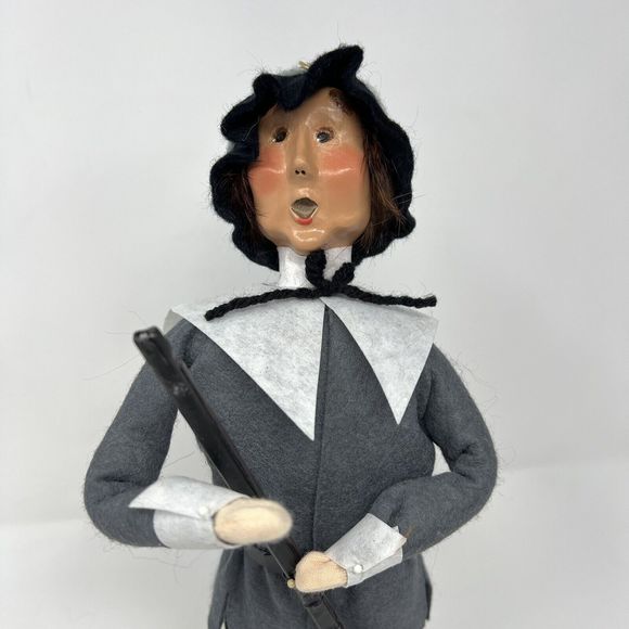 Byers Choice Caroler Pilgrim Man with Rifle Plimouth Plantation 2000 Signed - Picture 2 of 10